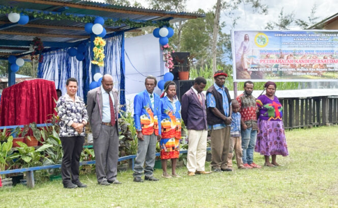 
					Staf Ahli Bupati, Ludya Eruleka Logo yang hadir mewakili Bupati Jayawijaya menghadiri HUT ke- XVI Kingmi Jemaat Duma. (KabarPapua.co/Agris Wistrijaya)