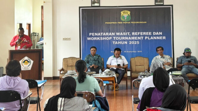 
					Kepala Dinas Olahraga dan Pemuda Kabupaten Jayawijaya, Yaiper Gombo saat membuka kegiatan penataran wasit dan workshop tournament planner. (KabarPapua.co/Agris Wistrijaya)
Foto : Agris