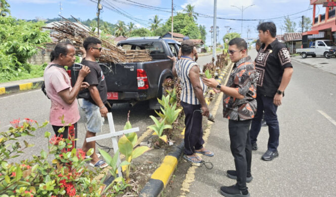 
					Pencabutan rangka besi untuk lampu di kawasan Jalan Yos Sudarso, Serui Kota. Kamis, 4 September 2025. (KabarPapua.co/Ainun Faathirjal)