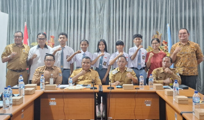 
					Foto bersama dengan Bupati Kepulauan Yapen usai pertemuan bersama siswa SMA Kasih Bangsa Serui yang akan mengikuti ajang kompetisi WICE di SEGi University, Malaysia. (KabarPapua.co/Ainun Faathirjal)