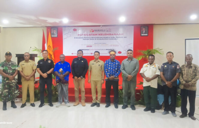 
					Foto bersama para panitia dan peserta Penguatan Kelembagaan sebagai Evaluasi Pelaksanaan Pemilu dan Pemilihan Tahun 2024 yang diselenggarakan Bawaslu Kabupaten Kaimana. (KabarPapua.co/Yosias Wambrauw)