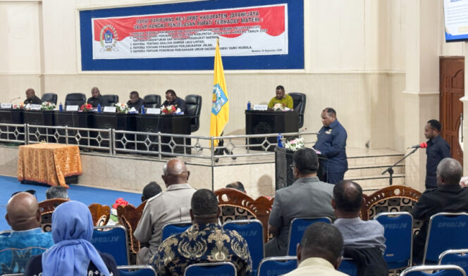 
					Saat Bupati Jayawijaya Atenius Murip memberikan penjelasan tentang usulan 4 Raperda Non APBD pada Rapat Paripurna ke 6 Masa Sidang II Tahun 2025 di Ruang Sidang DPRK Jayawijaya, Wamena, Jumat, 26 September 2025. (KabarPapua.co/Agris Wistrijaya)