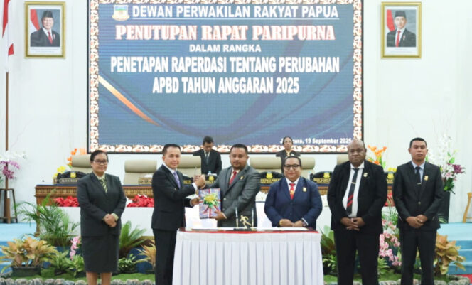 
					Penyerahan hasil sidang dari DPR Papua kepada Pemprov Papua. (Foto dok: Dian Mustikawati).