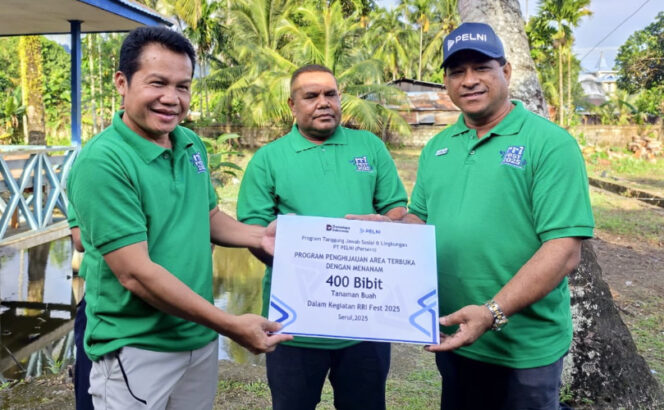 
					Dukung penghijauan di kegiatan RRI Fest 2025, PELNI Serui serahkan 400 bibit pohon. (IST)