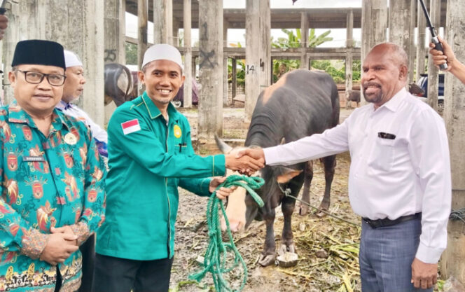 
					Bupati Jayapura Yunus Wonda serahkan hewan kurban  ke Masjid Agung Al Aqsha Sentani. (Foto dok: jayapurakab.go.id)