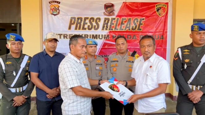 
					Ditreskrimum Polda Papua resmi menyerahkan oknum prajurit TNI ke Pomdam XVII Cenderawasih. (IST)