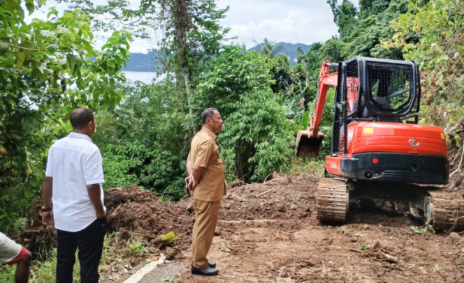 
					Wakil Bupati Kepulauan Yapen Roi Palunga saat meninjau langsung pembersihan ruas jalan Turu–Kaboena yang tertutup tanah longsor. (Foto dok: Humas Pemkab Kepulauan Yapen)