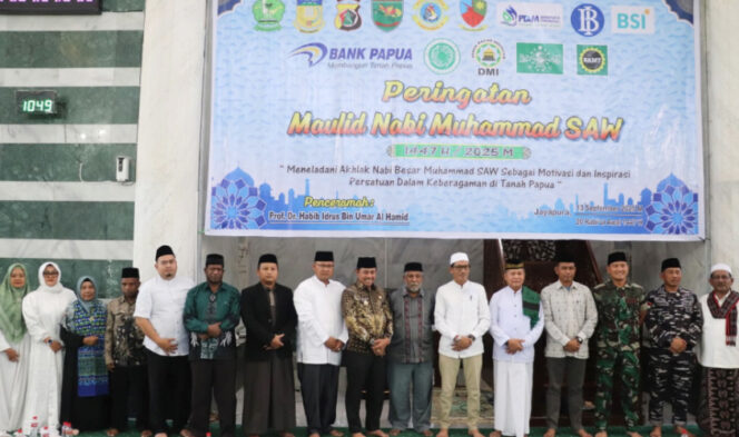 
					Foto bersama forkopimda Pemprov Papua dan Pemkot Jayapura dalam peringatan Maulid Nabi Muhammad SAW di Kota Jayapura, Papua. (KabarPapua.co/Imelda) 