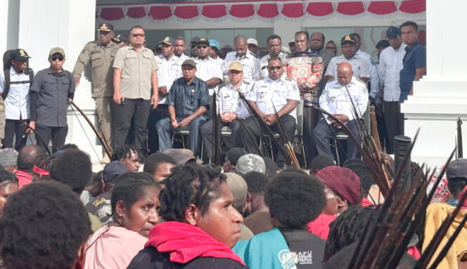 
					Bupati Jayawijaya Atenius Murip dan Wakil Bupati Jayawijaya Ronny Elopere saat menemui masyarakat yang mendukung kebijakan Pemkab Jayawijaya. (KabarPapua.co/Agris Wistrijaya)