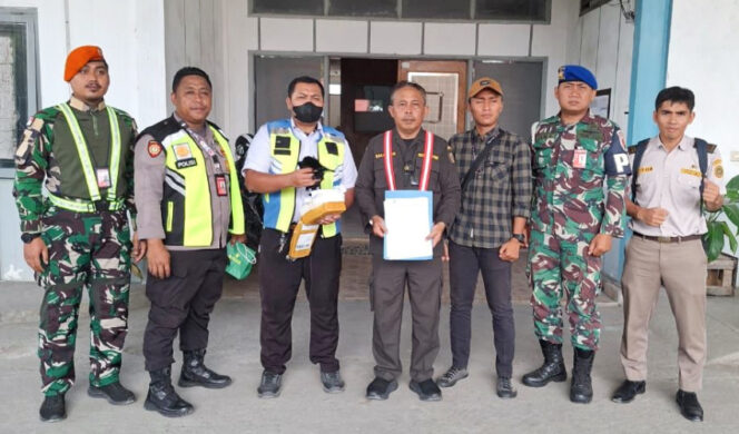 
					Petugas Karantina Papua bersama petugas keamanan bandara Avsec gagalkan pengiriman Burung Cendrawasih di Bandara Sentani. (IST)

