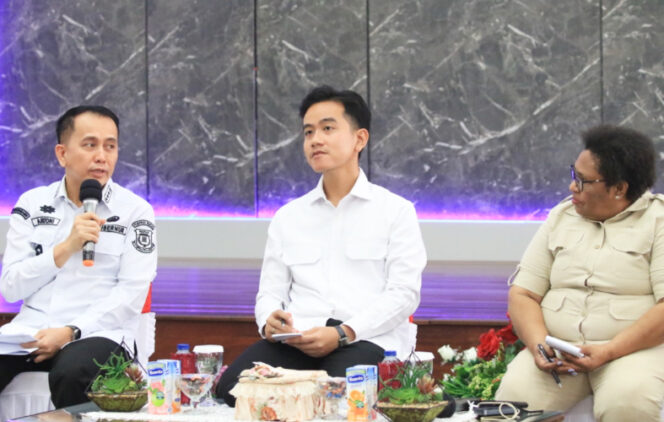 
					Pj Gubernur Papua Agus Fatoni dampingi Wapres RI Gibran Rakabuming Raka dan Wamendagri Ribka Haluk saat kunker ke Papua. (Foto dok: Diskominfo Papua) 