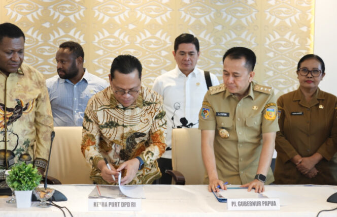 
					Penjabat Gubernur Papua Agus Fatoni bersama Ketua PURT DPD RI Hasan Basri menandatangani MoU percepatan pembangunan Kantor DPD RI. (Foto dok: Diskominfo Papua) 
