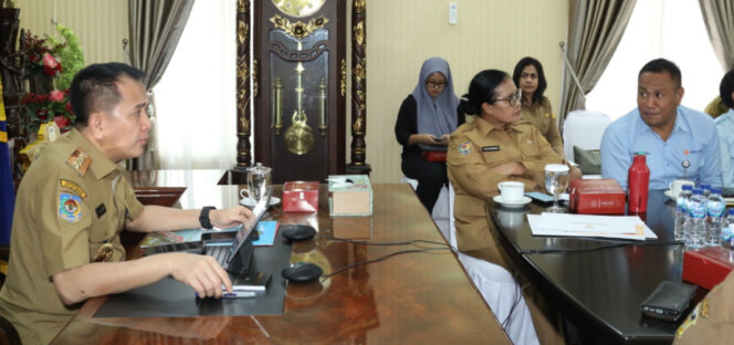 
					Pj Gubernur Papua, Agus Fatoni rapat bersama dengan Bulog setempat. Foto: Diskominfo Papua.