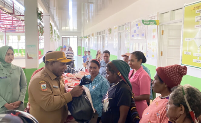 
					Pemberian bapok dalam program peduli kasih kepada para pengungusi Omukia. (Diskominfo Puncak)