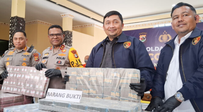 
					Kapolda Papua, Irjen Polisi Patrige Renwarin didampingi Dirkrimsus Polda Papua, Kombes Polisi Era Adinanta saat memperlihatkan barang bukti kasus korupsi dana desa Rp168,17 miliar di Lanny Jaya. (KabarPapua.co/Imelda)