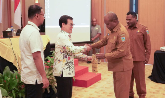 
					Pemberian cenderamata dalam pembukaan Rakor Pemanfaatan dan Pengolahan Data Sektor Kepemudaan, Olahraga, Pariwisata, dan Ekonomi Kreatif Tahun 2025 di Timika. (KabarPapua.co/Vero)