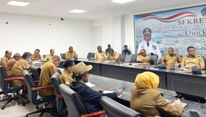 
					Plt Sekda Jayawijaya Petrus Mahuse memimpin Rapat Evaluasi SPBE pada zoom meeting dengan Tim Pendamping SPBE Kemenpan RB. (KabarPapua.co/Agris Wistrijaya)