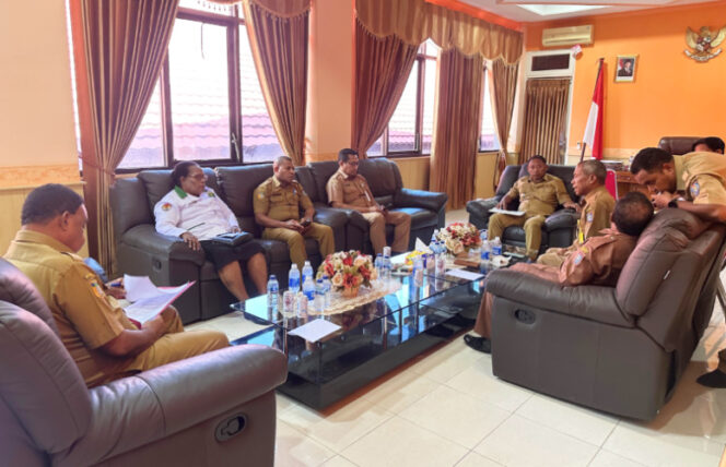 
					Suasana rapat persiapan Pesparawi XV se-Papua Tahun 2025 dipimpin langsung Bupati Kepulauan Yapen Benyamin Arisoy. (Foto dok: Humas Pemkab Kepulauan Yapen)