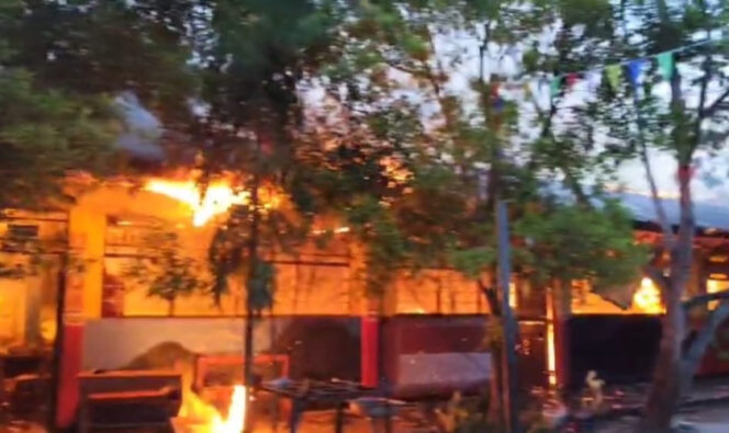 
					Saat bangunan SD Inpres Tanah Hitam terbakar. (KabarPapua.co/Natalya Yoku)