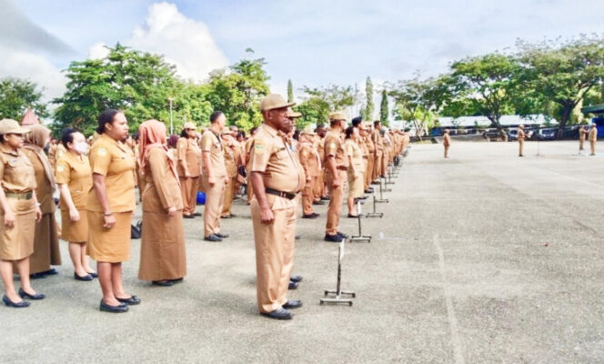 
					Suasana para PNS di lingkup Pemkab Jayapura melakukan apel pagi di halkaman Kantor Bupati Jayapura, Sentani. (Foto dok: jayapurakab.go.id) 