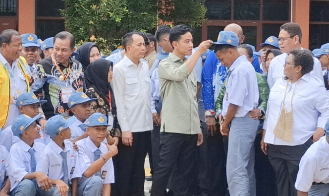 
					Wapres Gibran bdenrsama siswa-siswi SR MA 29 Jayapura. (KabarPapua.co/Imelda)
