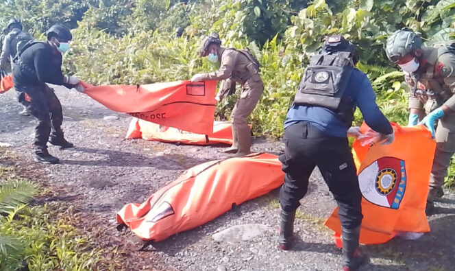 
					Tim Satgas Operasi Damai Cartenz saat mengevakuasi dua jenazah warga menjadi korban pembunuhan di area Kampung Binki, Distrik Seradala, Kabupaten Yahukimo. (Foto dok: Satgas Ops Damai Cartenz)
 yang 