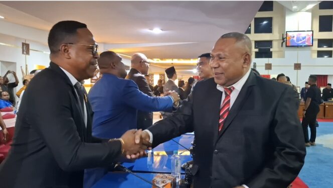 
					Wakil Gubernur terpilih Aryoko Rumaropen hadir dalam penetapan rapat paripurna penetapan pasangan Mari-Yo sebagai pemimpin baru Papua. Foto: Imelda/KabarPapua.co