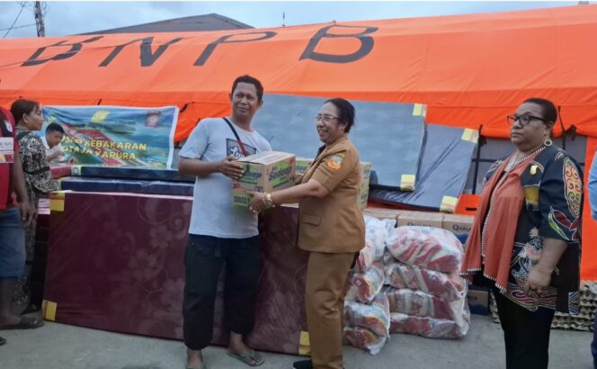 
					DPR Papua serahkan bantuan kebakaran untuk warga di 200 jiwa yang kehilangan tempat tinggal di Kelurahan Mandala. Foto: Imelda/Kabarpapua.co 