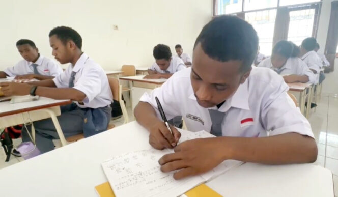 
					Suasana proses belajar mengajar di Sekolah Rakyat Menengah Atas 29 Jayapura. (KabarPapua.co/Imelda)
