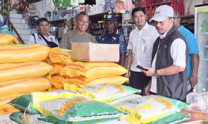 
					Pimpinan Bulog Wilayah Papua dan Papua Barat, Ahmad Mustari saat lakukan pemantauan langsung harga dan stok SPHP di Pasar Aroro Iroro Serui. (KabarPapua.co/Ainun Faathirjal)