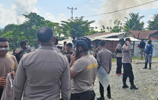 
					Situasi Kota Elelim, Kabupaten Yalimo mulai terkendali, berkat sinergi antara aparat pemerintahan dan aparat keamanan. (Foto dok: Humas Polda Papua)