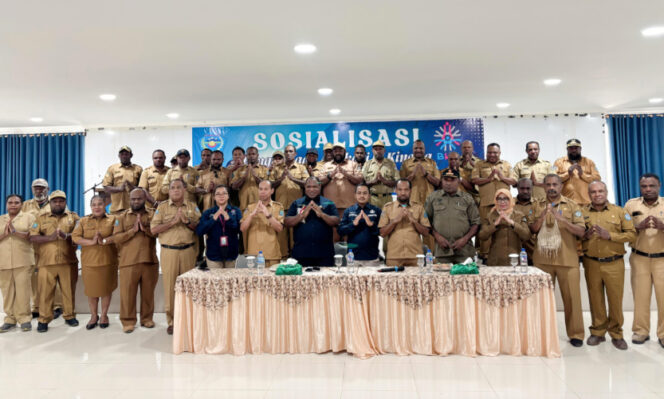 
					Bupati Jayawijaya Atenius Murip berfoto bersama usai  membuka kegiatan sosialisasi penggunaan aplikasi E-Kinerja di  lingkungan Pemkab Jayawijaya. (KabarPapua.co/Agris Wistrijaya)