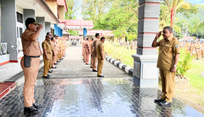 
					Suasana apel gabungan di halaman Kantor Bupati Kepulauan Yapen, Serui. (Foto dok: Humas Pemkab Kepulauan Yapen)