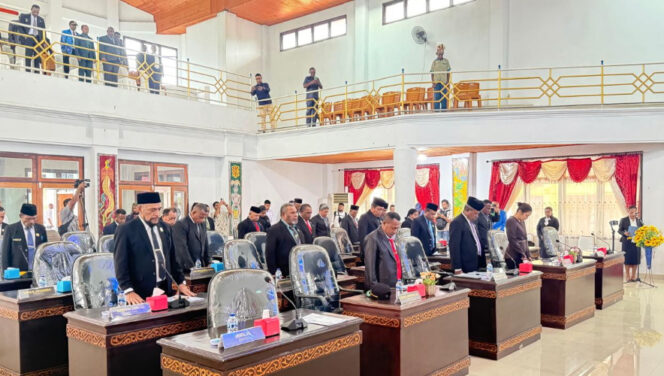 
					Suasana Rapat Paripurna IV agenda Penyampaian Raperda tentang Perubahan APBD Tahun Anggaran 2025 di Kantor DPRK Kepulauan Yapen, Serui. (KabarPapua.co/Ainun Faathirjal) 
