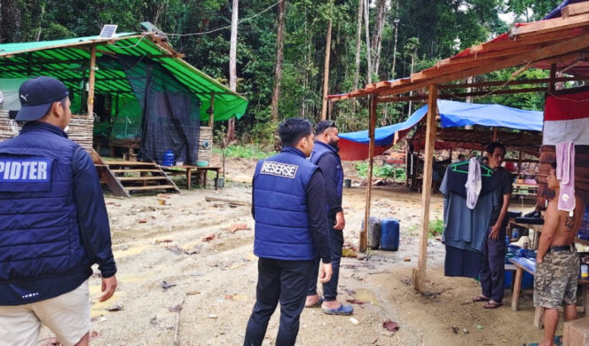 
					Saat kepolisian mendatangi lokasi tambang ilegal di Kabupaten Keerom. (Foto dok: Polda Papua)