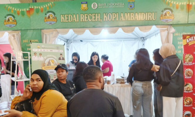 
					Suasana pengunjung di Stand Kedai Receh dalam Festival Kopi Papua di Kota Jayapura. (IST)
