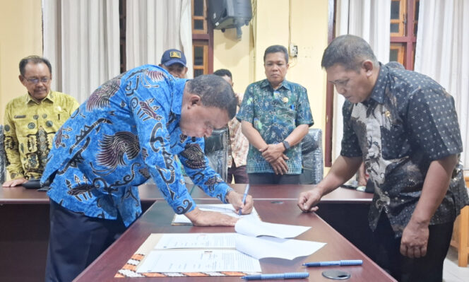 
					Saat penandatanganan Nota Kesepakatan KUA PPAS Perubahan APBD Tahun Anggaran 2025. (KabarPapua.co/Ainun Faathirjal)
