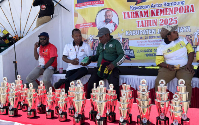 
					Wakil Bupati Jayawijaya Ronny Elopere bersama panitia Tarkam Kemenpora Tahun 2025. (KabarPapua.co/Agris Wistrijaya)