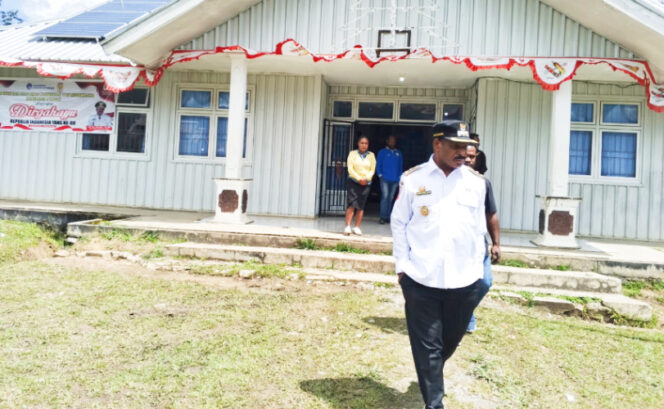
					Wabup Kabupaten Puncak, Naftali Akawal keluar dari salah satu kantor di lingkungan Pemkab Puncak usai melakukan sidak, Rabu, 10 September 2025. (Foto dok: Diskominfo Puncak)