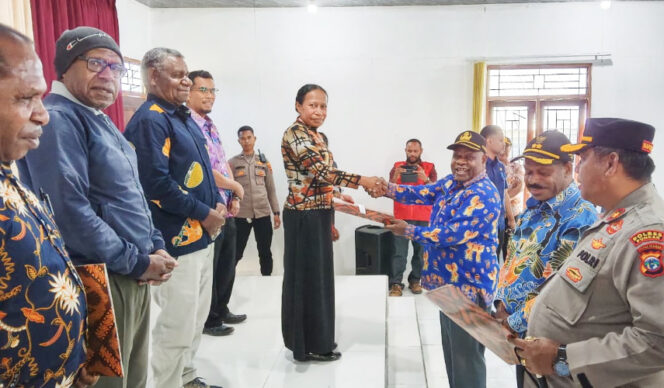 
					Wakil Bupati Puncak Naftali Akawal secara simbolis menyerahkan dana bantuan keagamaan kepada hamba Tuhan. (Foto dok:Diskominfo Kabupaten Puncak)