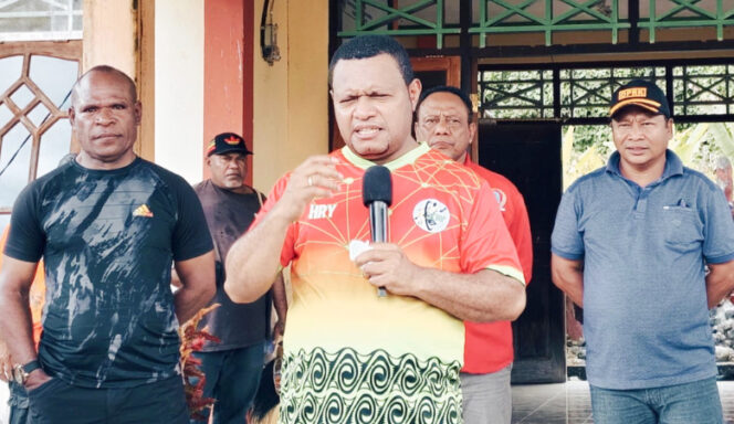 
					Wakil Bupati Jayapura, Haris Richard S. Yocku,  saat berdialog dengan masyarakat di Distrik Kaureh. (Foto dok: jayapurakab.go.id)