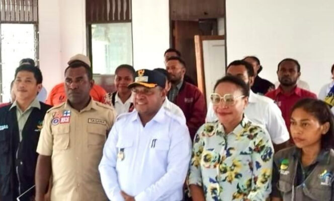 
					Wakil Bupati Jayapura, Haris Ricard Yocku foto bersama pada kegiatan Pra Sertifikasi SDM Kesejahteraan Sosial di Kantor Dinas Sosial Kabupaten Jayapura. (foto dok: jayapurakab.go.id)