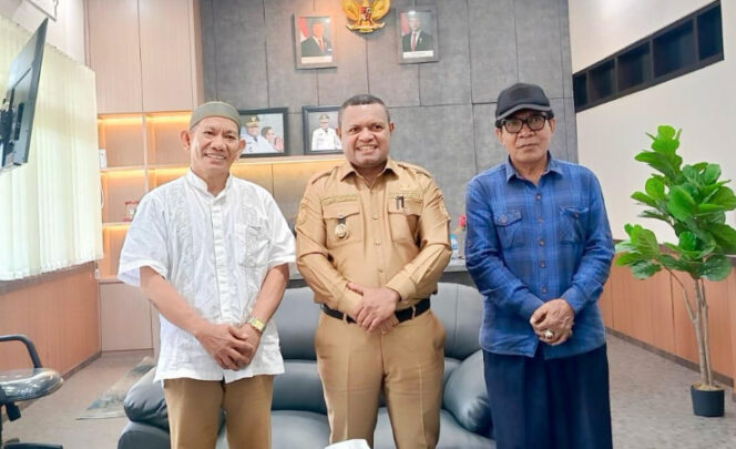 
					Wakil Bupati Jayapura, Haris Richard S. Yocku menerima PPIH Kabupaten Jayapura dalam audiens. (foto dok: jayapurakab.go.id)