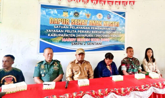 
					Wakil Bupati Jayapura Haris Richard S. Yocku memantau langsung jalannya program MBG di SMPN 2 Sentani. (foto dok: jayapurakab.go.id)