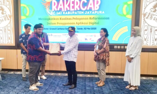 
					Wakil Bupati Jayapura, Haris Richard Yocku resmi buka rakercab IAI Kabupaten Jayapura. (Foto dok: jayapurakab.go.id) 
