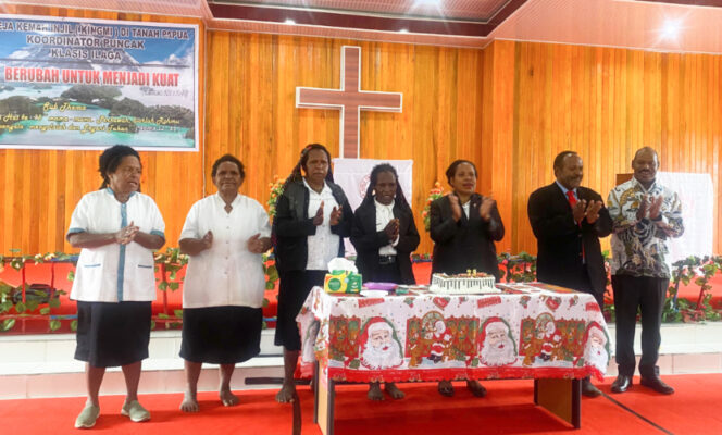 
					Wabup Puncak Naftali Akawal saat hadiri perayaan HUT ke-78 Departemen Pelayanan Perempuan Sinode Kingmi di Tanah Papua, Kordinator Puncak, Klasis Ilaga, Kabupaten Puncak, di Gereja Kingmi Ebenhezer, Ilaga, Puncak, Papua Tengah. (Foto dok: Diskominfo Puncak)

