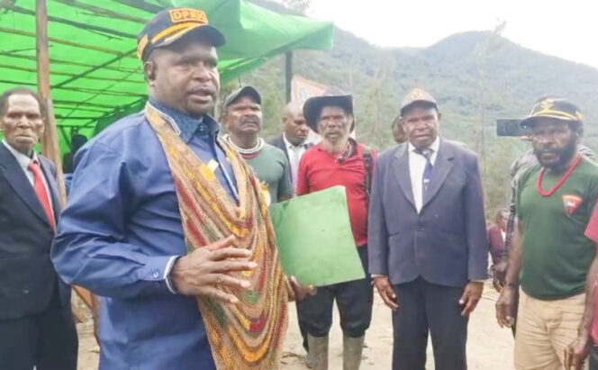 
					Wakil Ketua I DPRK Puncak Soni Wandikbo saat menghadiri syukuran pembagian alkitab bahasa Damal dan juga buku untuk buta huruf di Kampung Kelmabet, Distrik Beoga Barat, Puncak. (IST)