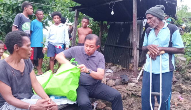 
					Wakil Wali Kota Jayapura Rustan Saru bagikan bapok ke warga. (IST)  