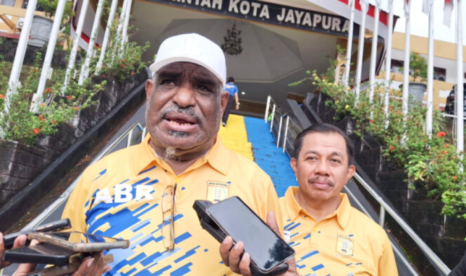 
					Wali Kota Jayapura Abisai Rollo dan Wakil Wali Kota Jayapura Rustan Saru saat diwawancara wartawan. (KabarPapua.co/Natalya Yoku)