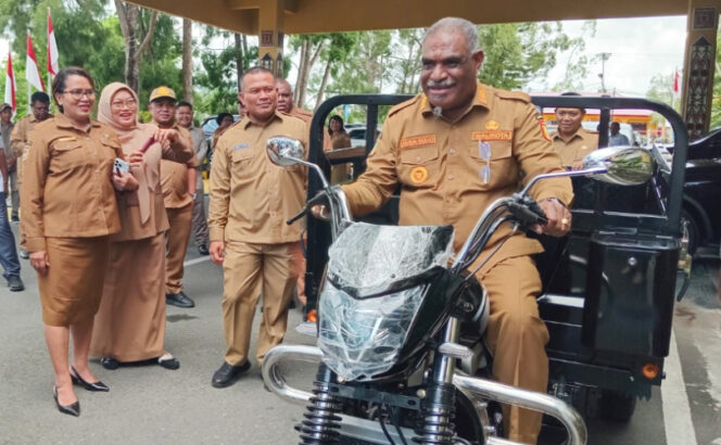 
					Wali Kota Jayapura Abisai Rollo saat mencoba motor sampah bantuan  program CSR Bank BRI. (KabarPapua.co/Natalya Yoku)